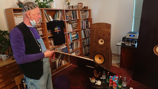 Joe pokazuje 50 godina stare zvučnike/Foto: Mario Barać
