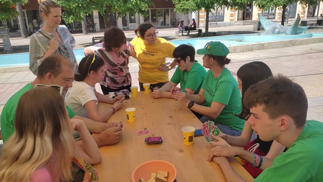 Učenici Ekonomske i turističke škole Daruvar igraju s "Korakovcim" igru "Uno"/Foto: Udruga Korak dalje
