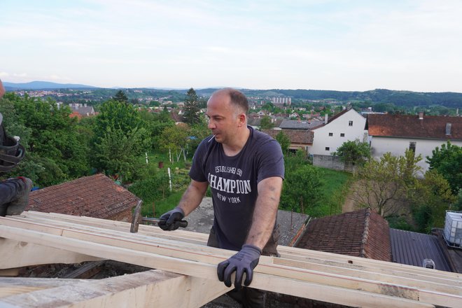 Dožupan Saša Lukić tri je dana pomagao na krovu/Foto: Nikica Puhalo/MojPortal.hr