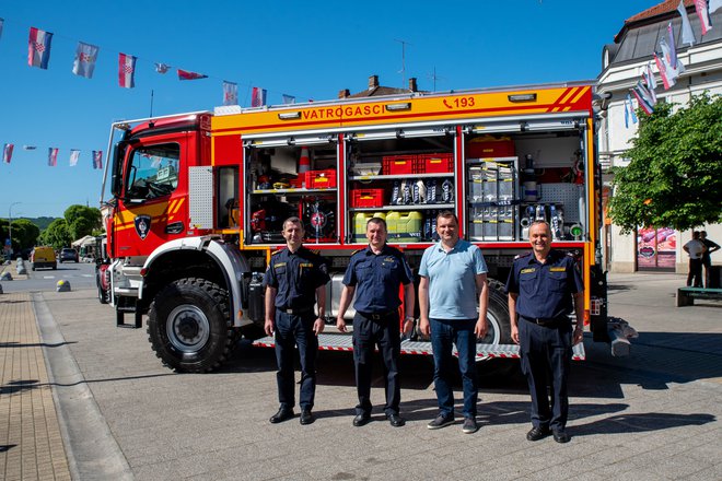 Gradonačelnik Damir Lneniček podržao je rad vatrogasaca/Foto: Predrag Uskoković

