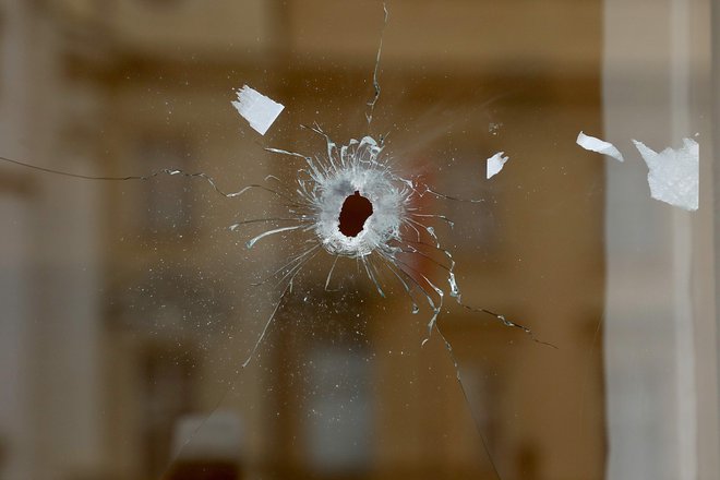 Meci su probili i prozore na zgradi Vlade/Foto: Damjan Tadić/ CROPIX
