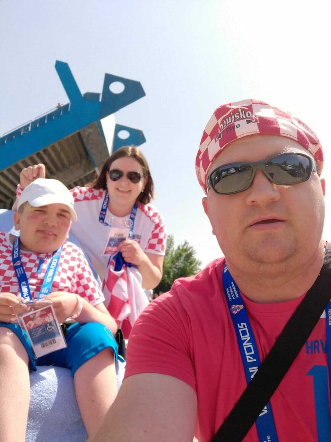 Ivano s roditeljima na utakmici Hrvatska - Wales 2019.; Foto Privatni album
