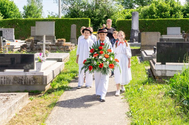 Učenici su na grob Mati Lovraku položili cvijeće/Foto: Osnovna škola Mate Lovraka Veliki Grđevac
