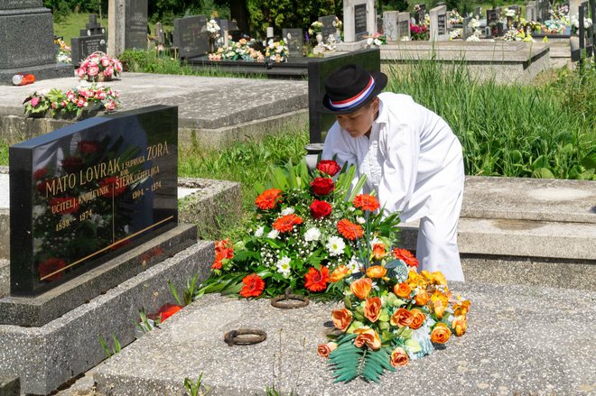 Cvijeće na grobu omiljenog književnika/Foto: Osnovna škola Mate Lovraka Veliki Grđevac
