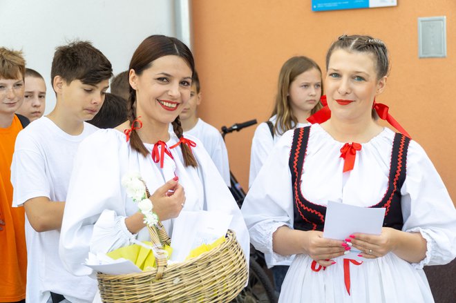 Lijepe djevojke promovirale su narodnu nošnju/Foto: Osnovna škola Mate Lovraka Veliki Grđevac
