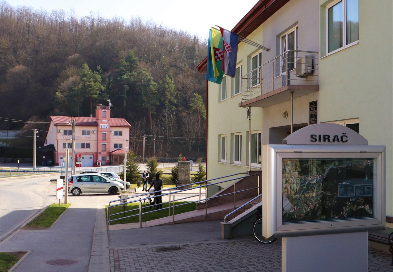 Fotografija: Općina Sirač ove će godine dobiti četiri moderne autobusne kućice i punionicu za električne automobile/Foto: MojPortal.hr
