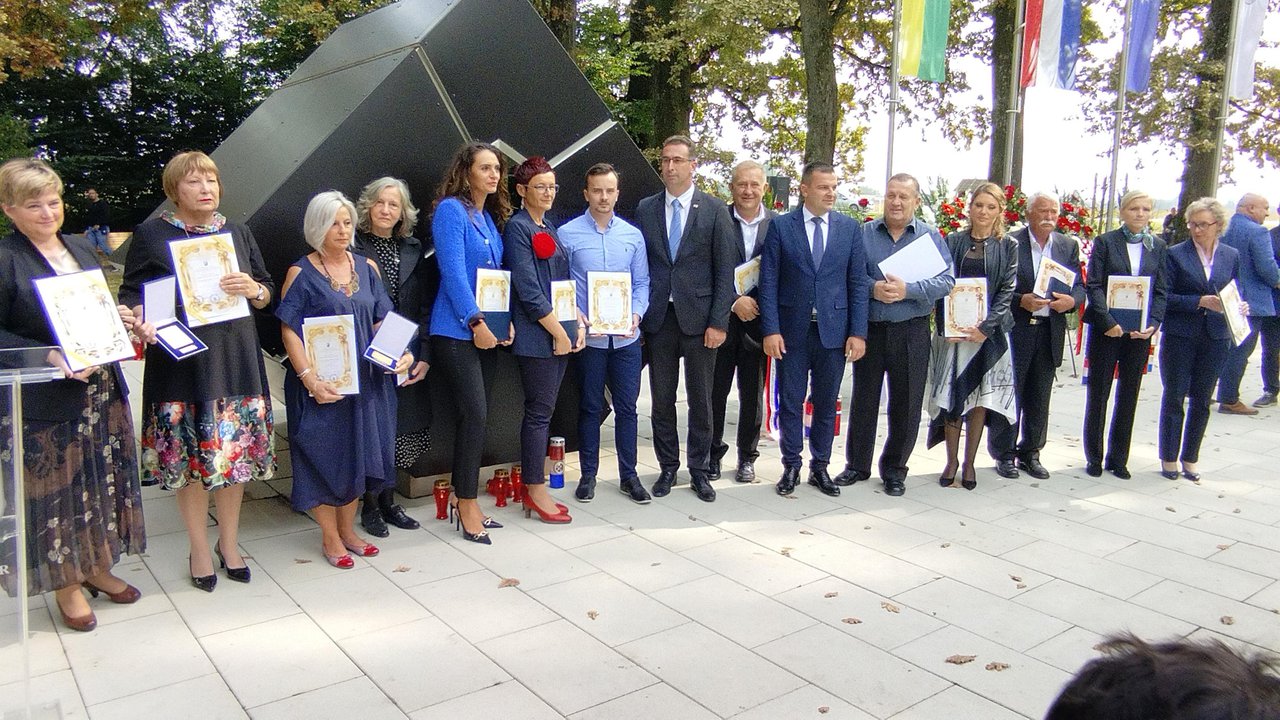 Fotografija: Prošlogodišnji dobitnici gradskih priznanja s gradonačelnikom i predsjednikom Gradskog vijeća/ Foto: Deni Marčinković
