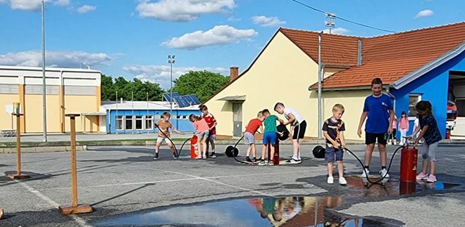 Mališani na vatrogasnoj vježbi/Foto: Deni Ružička
