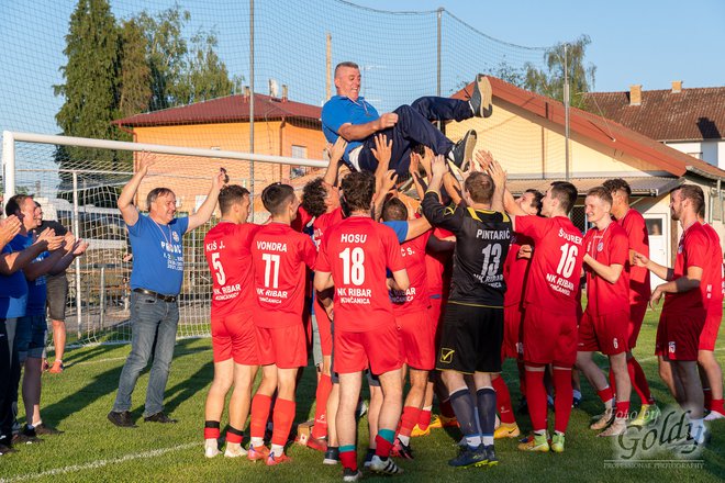 Igrači bacaju u zrak Boru Karačića, jednog od dva trenera NK Ribara/Foto: Goldy
