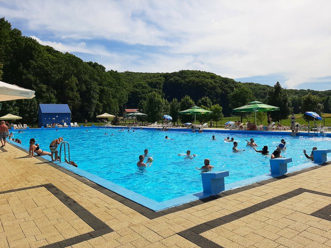 Veliki bazen na kojem nikada nema gužve i naguravanja/Foto: Facebook Bazen Gradina Šandrovac
