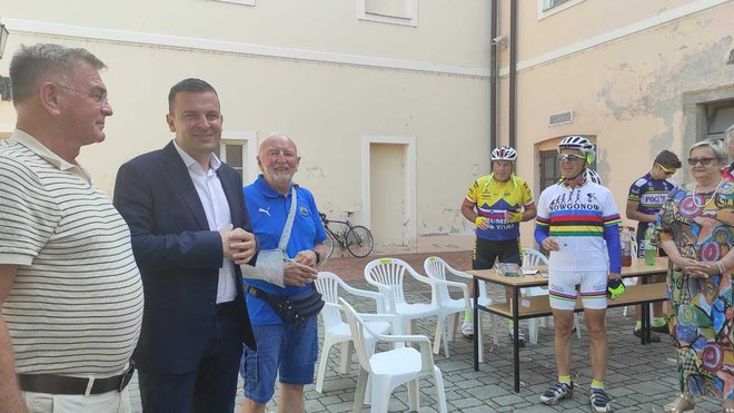 Gradonačelnik Hrebak je biciklistima zaželio dobrodošlicu u Bjelovar/Foto: Martina Čapo
