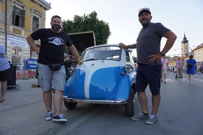 Nino Medaković (lijevo), Daruvarčanin koji je osmislio Rockabilly festival i Darijo Adžijević, Pakračanin koji je restaurirao plavo-bijelu BMW Issetu iz 1957. godine/Snimio: Nikica Puhalo/MojPortal.hr
