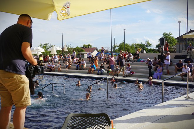 Kupači su odmah po otvorenju pohrlili na kupanje u prvom biološkom bazenu u Hrvatskoj/Foto: Saša Selihar/MojPortal.hr
