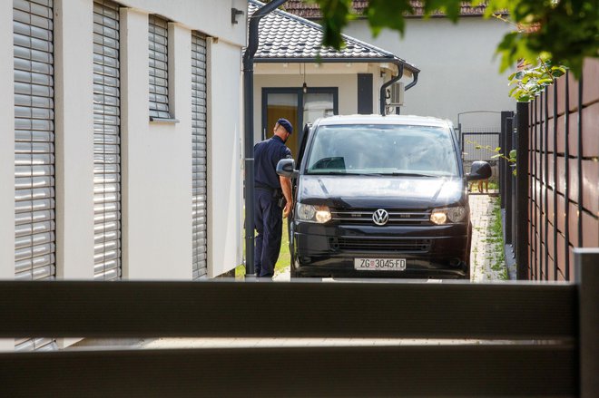 Policija ispred kuće bivšeg ministra Tomislava Tolušića u Virovitici/Foto: Vlado Kos/CROPIX
