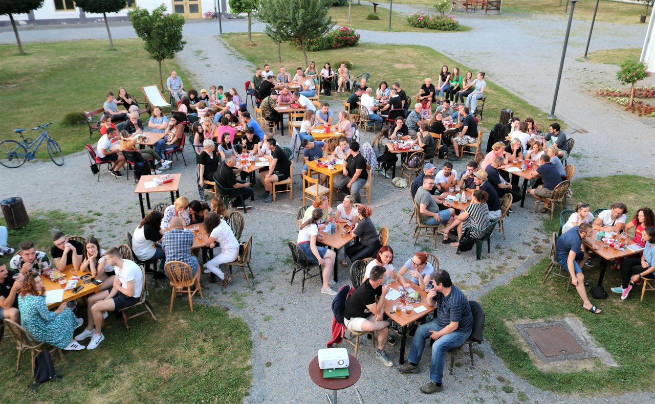 Fotografija: Na pakračkom pub kvizu okupilo se čak 19 ekipa iz tri županije/Foto: Pakrački list
