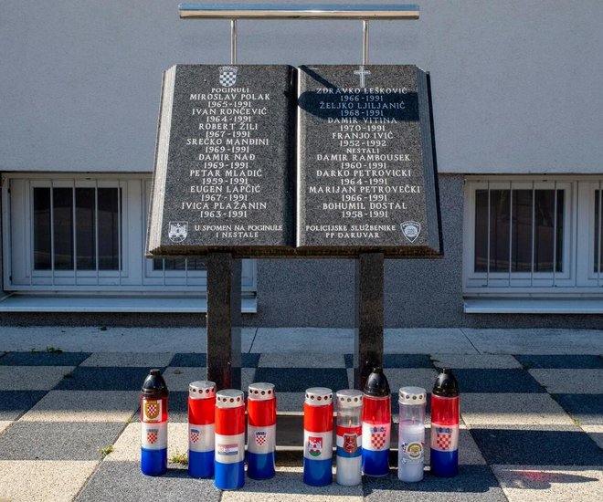 Spomen obilježje poginulim i nestalim pripadnicima policije ispred Policijske postaje Daruvar/Foto: Grad Daruvar/Predrag Uskoković

