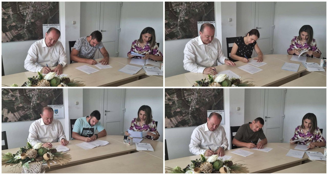 Fotografija: Potpisivanje ugovora s mladim obiteljima u Garešnici/Foto: KruGaresnica.info
