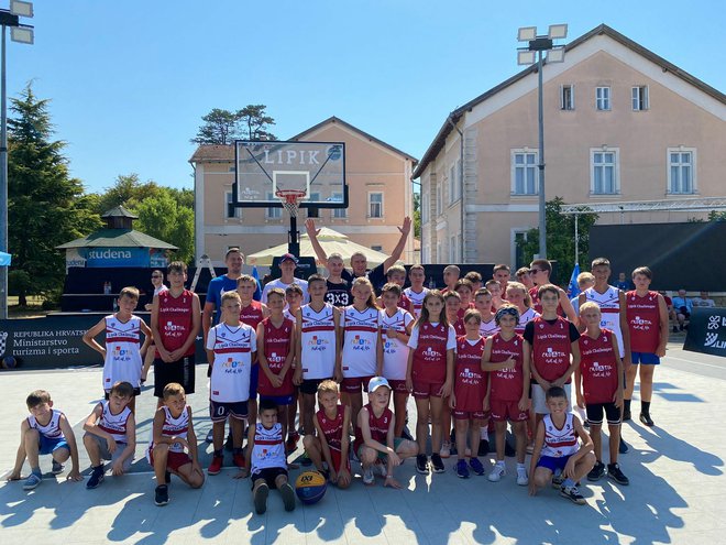 Zlatni latvijski olimpijci fotografirali su se s polaznicima škole 3x3 košarke/Foto: FOTOimago
