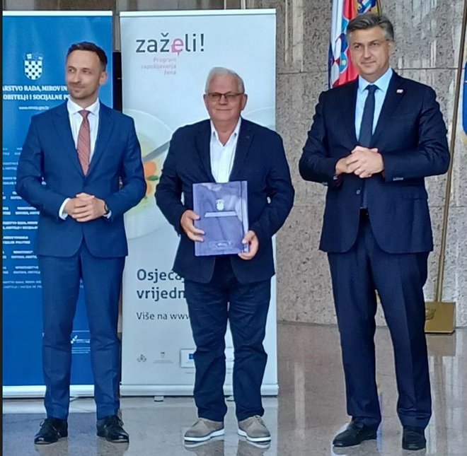 Ugovore su načelniku uručili premijer Plenković i ministar Piletić/Foto: Općina Končanica
