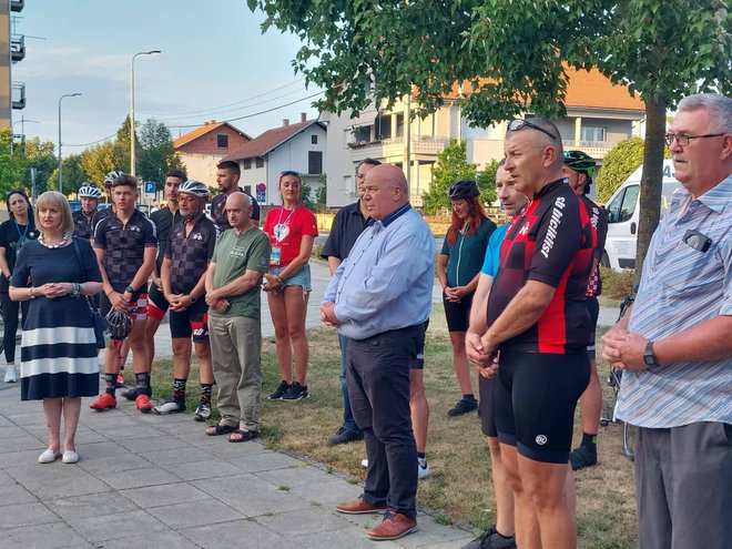 Sudionike ultramaratona, među kojima je i ove godine Lipičanin Blaško Skender, dočekali su gradonačelnik Lipika Vinko Kasana te predstavnici lokalnih braniteljskih udruga/Foto: Compas
