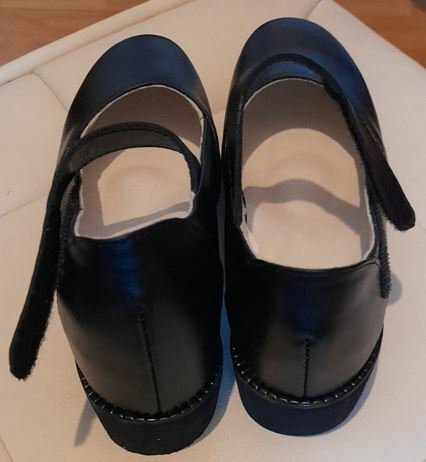 Nove cipele na oko izgledaju sasvima različito jedna od druge/Foto: Privatni album
