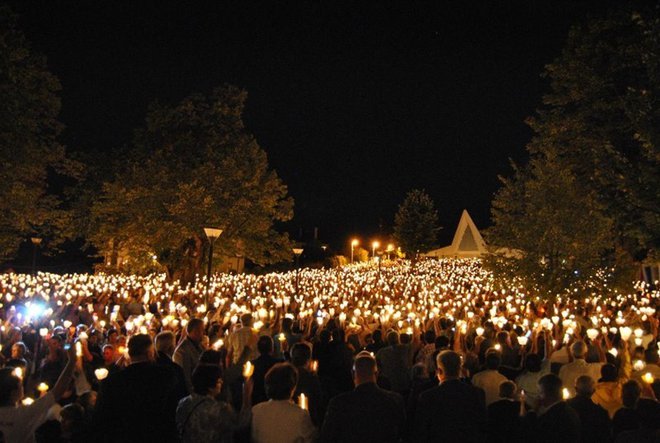 Najveći broj okuplja se 31. kolovoza kad pleterničko brdo obasja nekoliko desetaka tisuća svijeća, ujedinjenih kroz procesiju u molitvi Gospi od Suza/Foto: Zlatna Slavonija, www visitslavonia.hr

