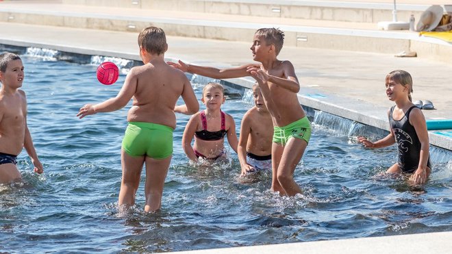 Besplatna škola plivanja za osnovnoškolce na Biološkom kupalištu u Čazmi krenula je početkom kolovoza, a do 03. rujan, do kada službeno traje, plivati bi trebalo naučiti 90 mališana/Foto: Davor Kirin
