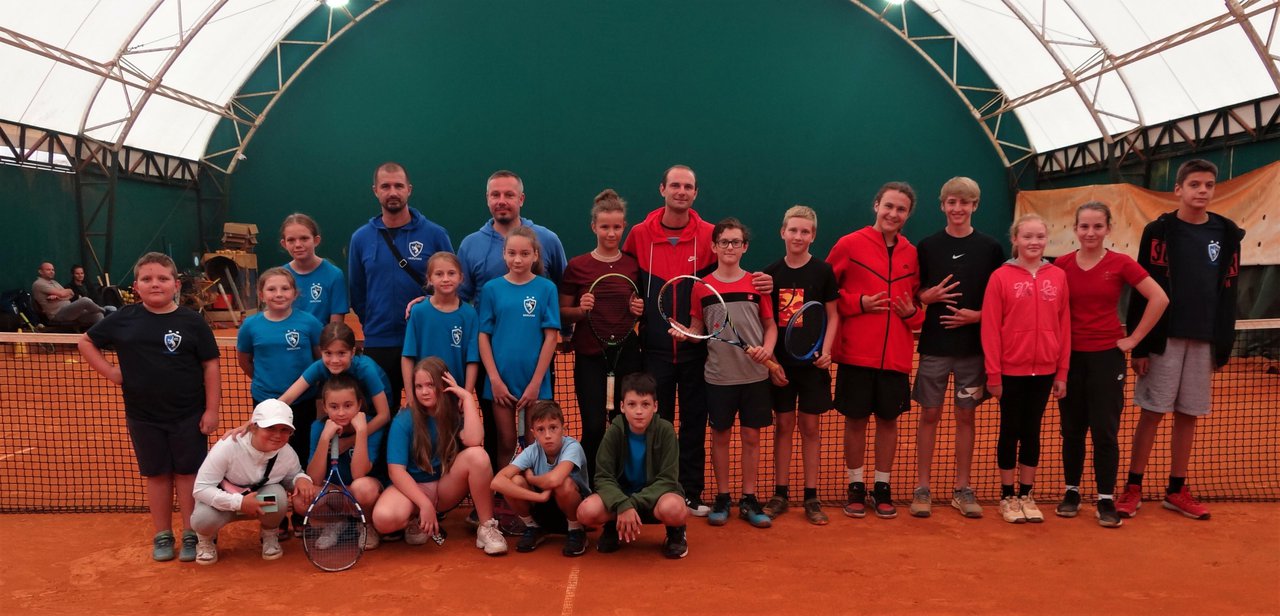 Fotografija: Mladi daruvarski tenisači s kolegama iz Varaždina/Foto: HATK Daruvar
