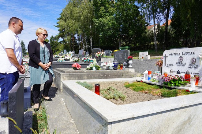 Gradonačelnik Damir Lneniček i njegova zamjenica Vanda Cegledi položili su 2021. vijenac i zapalili svijeću na grobu Mirele i Ivice Ljutak na 30 obljetnicu pada kobne granate/Foto: MojPortal.
