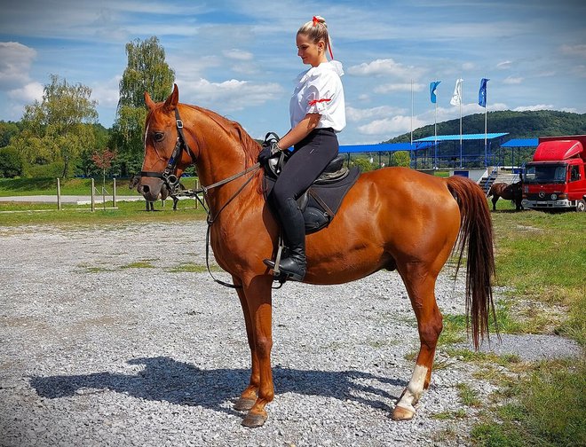 Ana-Marija Halupa sa svojim konjem u Siraču/Foto: Privatni album
