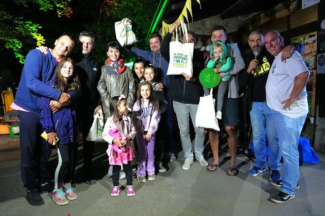 Pobjednička ekipa Magareća klupa s djecom, rodbinom, kumovima i susjedima/Foto: Krešimir Mađaroši

