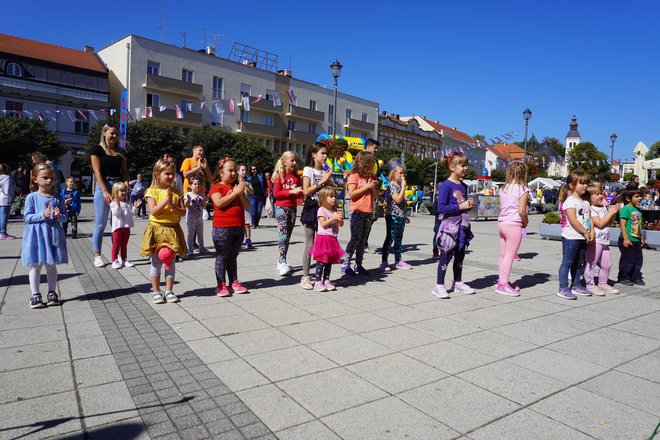 Djeca su se lani sjajno zabavljala gledajući predstavu na glavnom daruvarskom Trgu/Foto: MojPortal.hr
