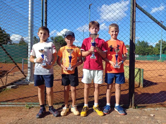 Dječaci koji su se plasirali na Državni Masters, a među kojima su Jakov Ogrizek 8u crvenoj majici) i Petar Bolšec (desno)/Foto: Teniski klub Feniks
