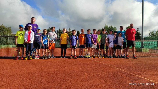 Mladi tenisači s organizatorima/Foto: Teniski klub Feniks
