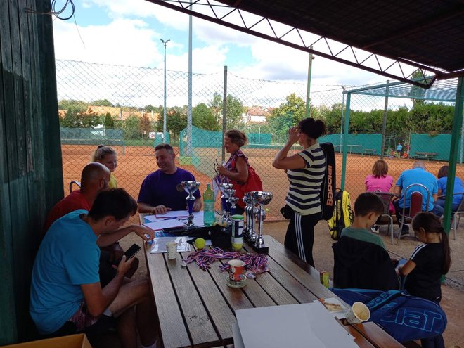 Roditelji su se družili i bodrili svoje mališane/Foto: Teniski klub Feniks

