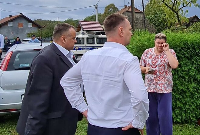 Gradonačelnik DInko Pirak i župan Marko Marušić s Čazmankom koja plače zbog nastale štete/Foto: BBŽ
