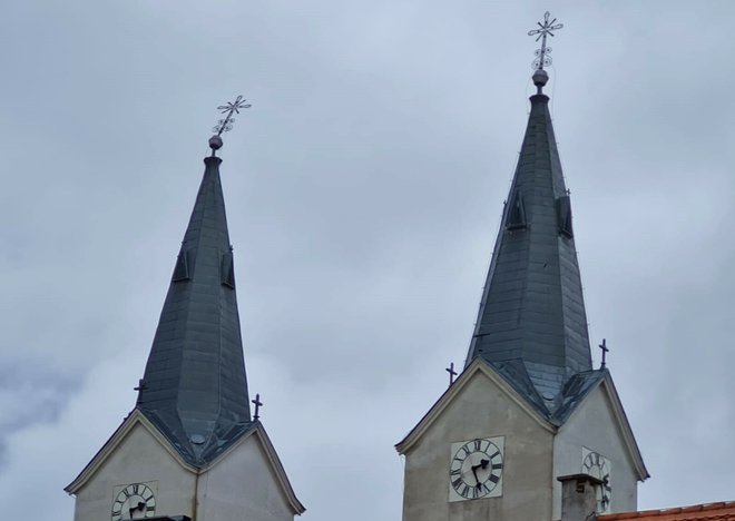 I križevi na crkvenim tornjevima su oštećeni u oluji/Foto: BBŽ
