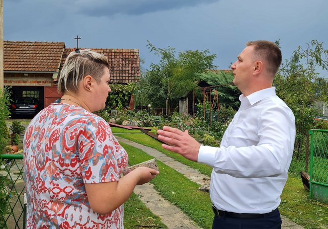 Župan Marko Marušić razgovara s Čazmankom kojoj je oštećena kuća /Foto: BBŽ
