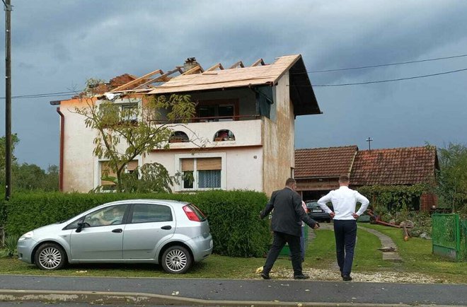 Gradonačenik Dinko Pirak i župan Marko Marušić kod kuće kojoj je vjetar odnio krov/Foto: Čitatelj
