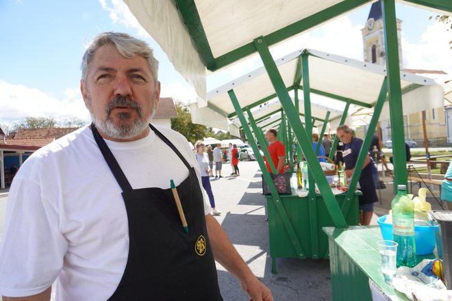 Jadranko kaže da nema prave tajne za pravi fiš te da sve određuje prava paprika /Foto: Nikica Puhalo/MoJPortal.hr
