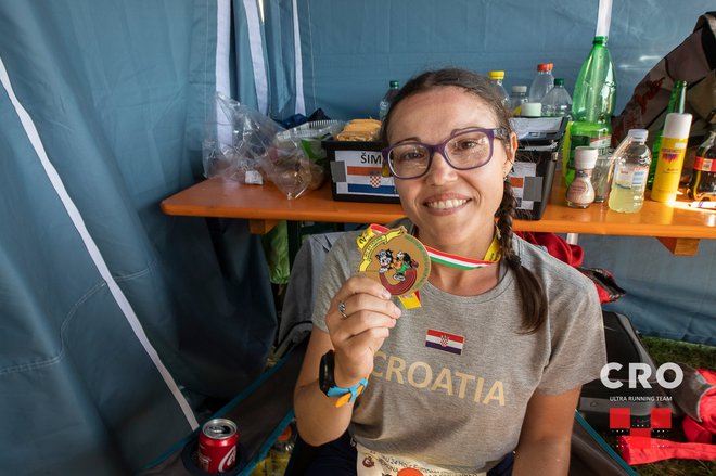 Sendi s osvojenom medaljom koju je Hrvatska ekipno osvojila/Foto: Davor Denkovski DD Running Photography
