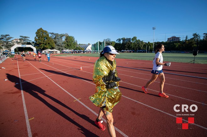 Natjecatelji su termo pokrivačima održavali tjelesnu temperaturu u vrlo teškim vremenskim uvjetima/Foto: Davor Denkovski DD Running Photography
