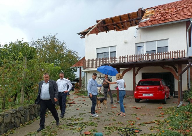 Gradonačenik Dinko Pirak i župan Marko Marušić obilaze grad i sagledavaju štetu nakon olujnog nevremena/Foto: BBŽ
