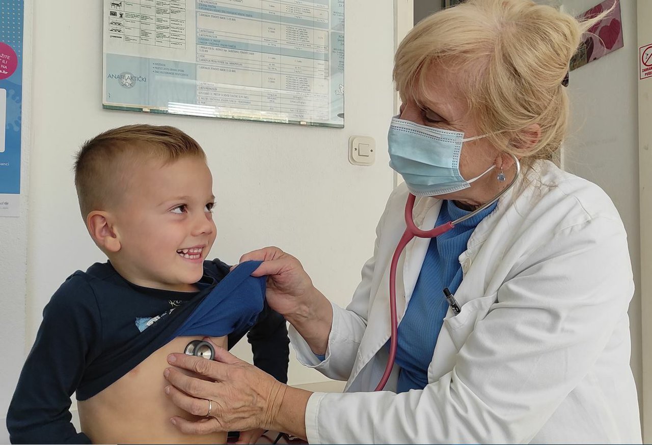 Fotografija: Dnevno dr. Čatipović već tjednima u prosjeku pregleda više od 80 malih pacijenata, većinom vrtićanaca/Foto: Martina Čapo
