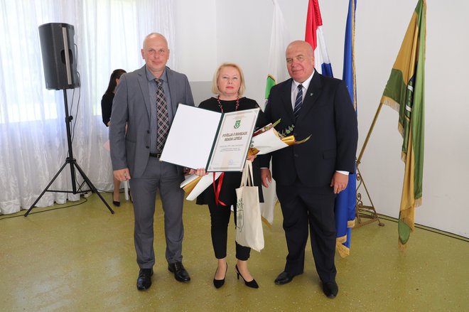 Nagrade laureatima uručili su predsjednik Gradskog vijeća Lipika i lipički gradonačelnik/Foto:: Compas.hr
 
