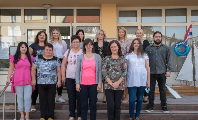 Deset žena koje su nakon prijašnjih projekata u daruvarskoj gradskoj vijećnici dobile svjedodžbe/Foto: Predrag Uskoković
