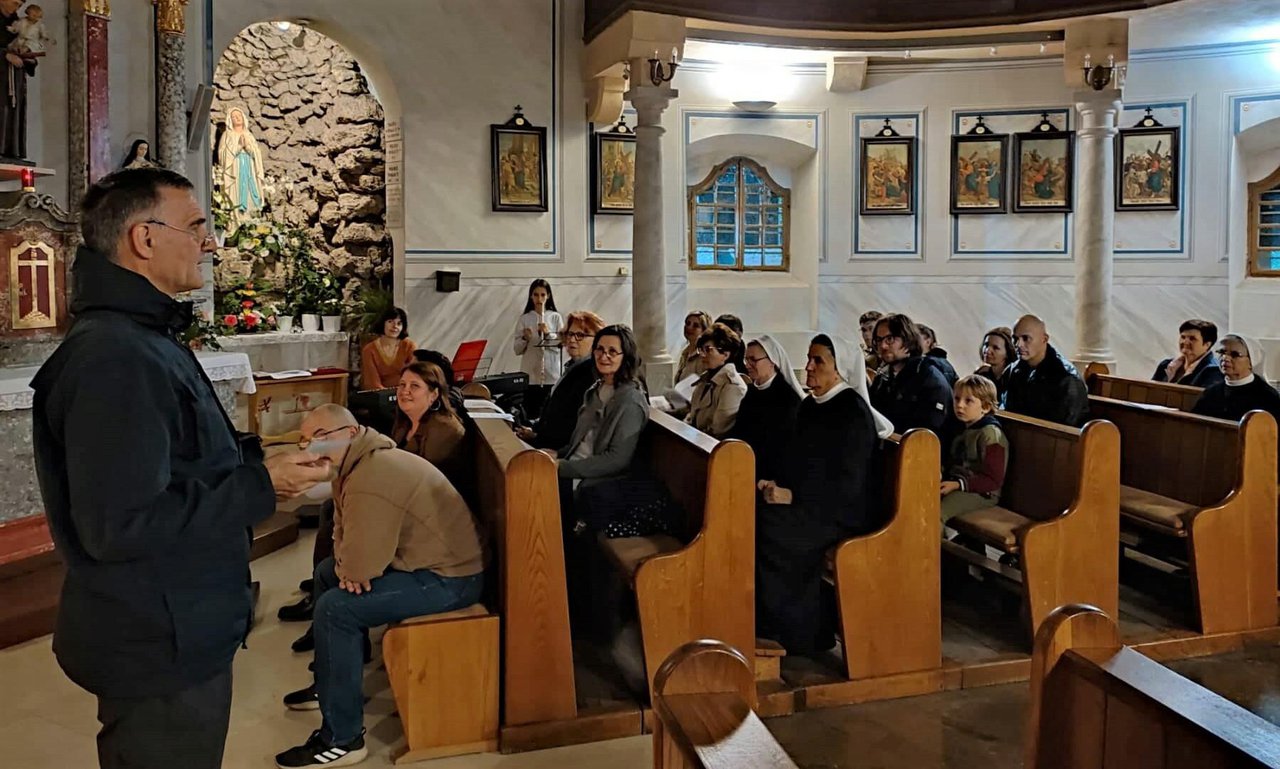 Fotografija: Molitva s pjesmama iz Taizéa u župnoj crkvi Presvetog Trojstva u Daruvaru/Foto: Ivan Popić
