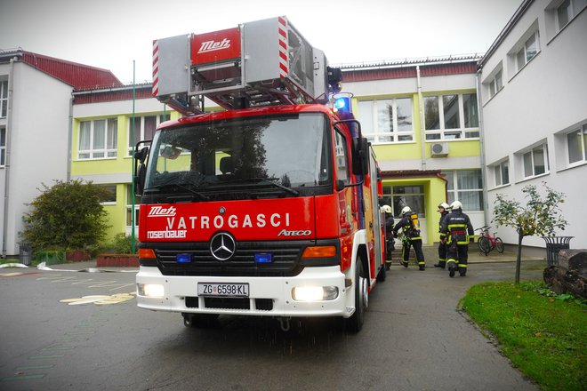 Vatrogasci su dojurili ispred OŠ Sirač/Foto: Nikica Puhalo/MojPortal.hr
