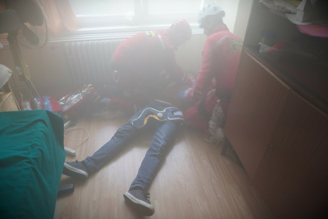 Nastavnik je nepomično ležao, prvo se utvrđivalo u kakvom je zdravstvenom stanju / Foto: Nikica Puhalo/MojPortal.hr
