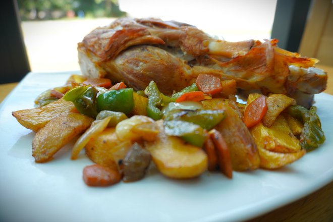 Pečena svinjska koljenica s krumpirom i povrćem/ Foto: Nikica Puhalo/MojPortal.hr

